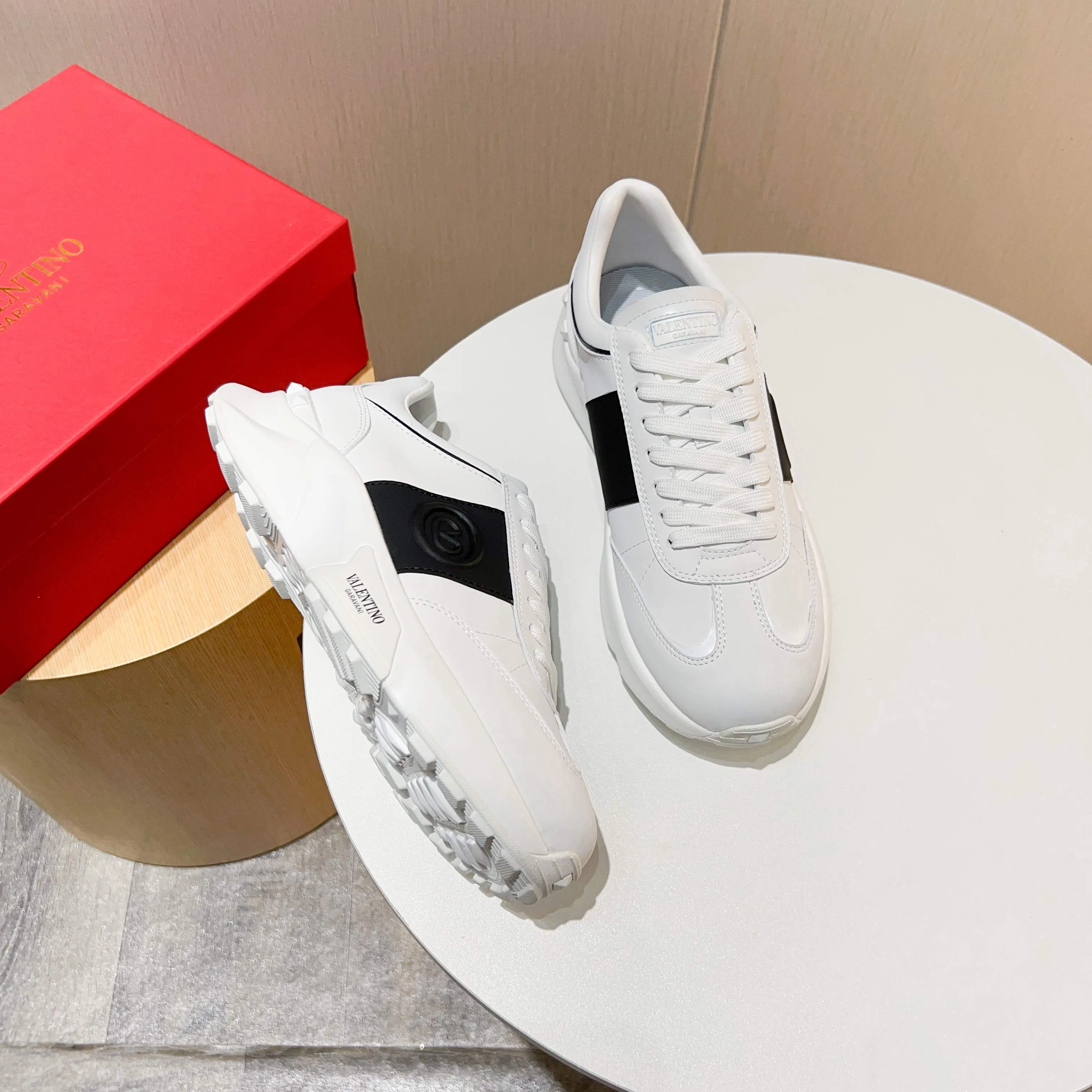 Ex-factory price: 520💰𝙑𝙖𝙡𝙚𝙣𝙩𝙞𝙣𝙤/Valentino𝙑𝙏 The latest official website main model in early autumn Classic continuation💯Making goods all year round🎁Wannian classic series sports and casual shoes💥, a must-have trendy item all year round🏆Many stars and Internet celebrities have performed it🔥 The original version is developed one to one, perfect last shape, VT iconic logo, logo printing on tongue and upper, original full set of packaging, full oil edge on the upper, T men's men's shoes💰u ultra-light combination outsole Comfortable on the feet, not squeezing the feet, fabric/first layer of cowhide. Lining/cow lining💕 Standard size: 38-44 (45 can be ordered)
